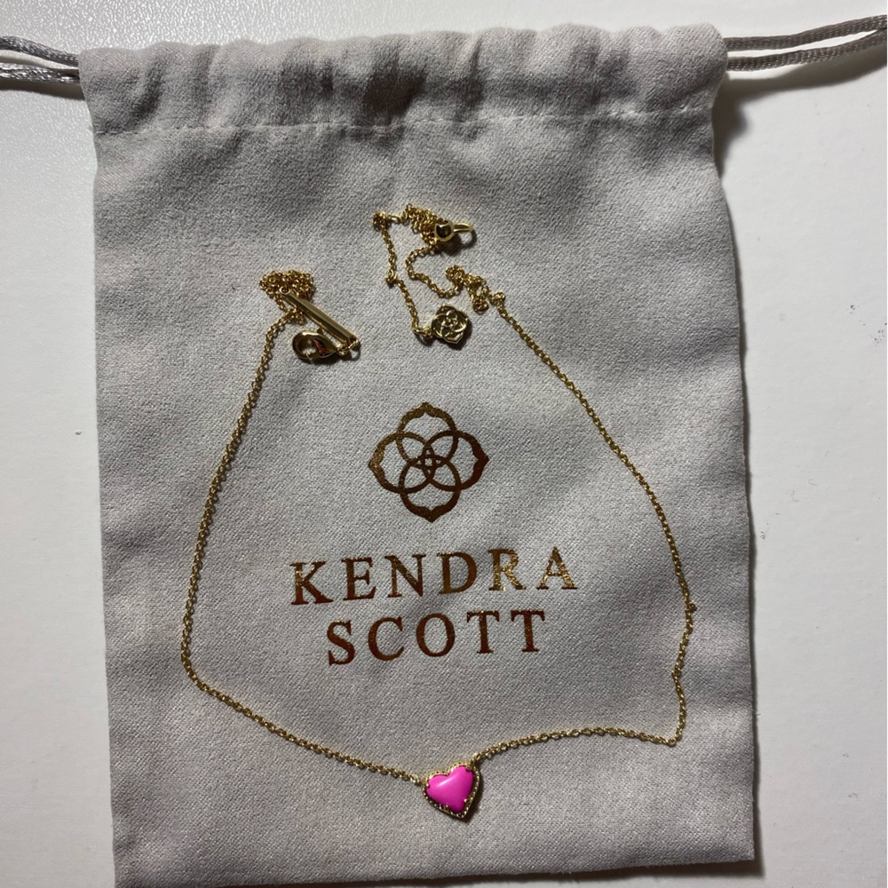 Kendra Scott necklace